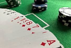 Studio Monopoly Live dengan host dealer dan papan permainan di platform ups4d